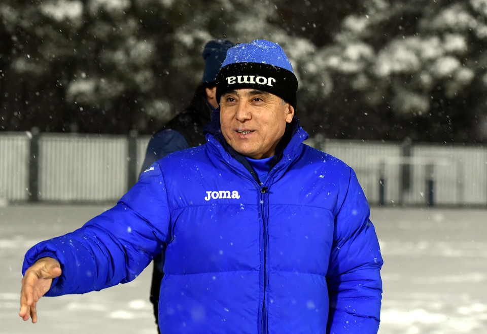 U23 Uzbekistan hào hứng tập dưới tuyết, Việt Nam rèn quân trong nhà